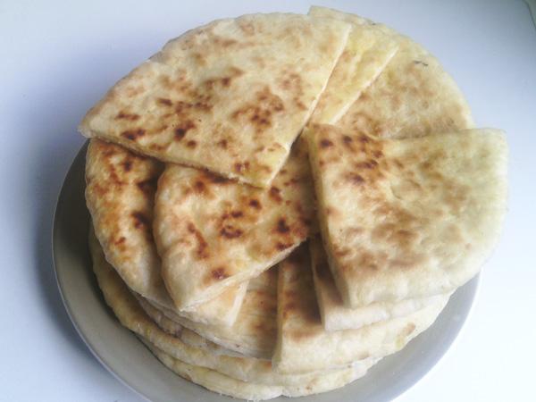 استعداد Khachapuri على طبق من ذهب