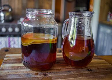 Kombucha في جرة وشراب في الدورق