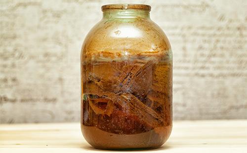 Kombucha في جرة ثلاثة لتر