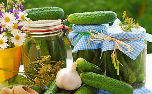 علبتان مع الخيار المعلب